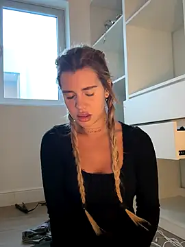 Snapshot of EmiliaCatalina chatting on 6, 11, 2025 EmiliaCatalina online show from 6, 11, 2025