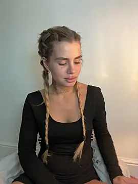 Snapshot of EmiliaCatalina chatting on 16, 11, 2025 EmiliaCatalina online show from 16, 11, 2025