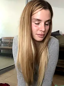 Snapshot of EmiliaCatalina chatting on 4, 12, 2025 EmiliaCatalina online show from 4, 12, 2025