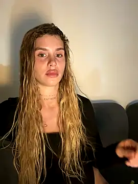 Snapshot of EmiliaCatalina chatting on 15, 12, 2025 EmiliaCatalina online show from 15, 12, 2025