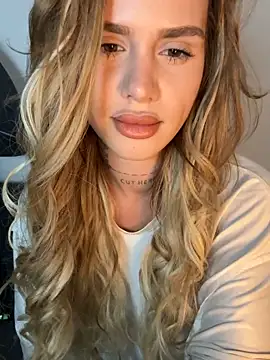 Snapshot of EmiliaCatalina chatting on 18, 12, 2025 EmiliaCatalina online show from 18, 12, 2025