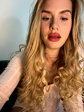 Snapshot of EmiliaCatalina chatting on 20, 12, 2025 EmiliaCatalina online show from 20, 12, 2025