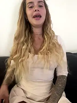 Snapshot of EmiliaCatalina chatting on 21, 12, 2025 EmiliaCatalina online show from 21, 12, 2025