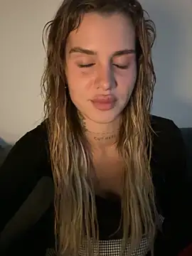 Snapshot of EmiliaCatalina chatting on 3, 2, 2026 EmiliaCatalina online show from 3, 2, 2026