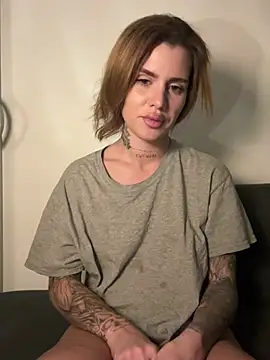 EmiliaCatalina online show from 8, 3, 2026