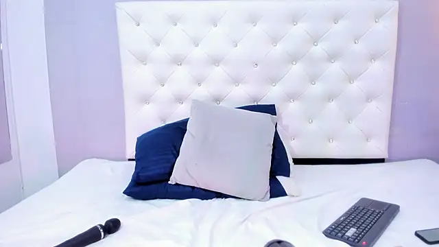 NICOLSKINNY1 online show from 24, 10, 2025