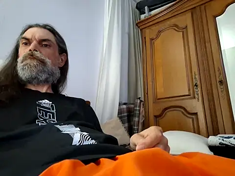 Snapshot of ICE-x2x chatting on 11, 9, 2025 ICE-x2x online show from 11, 9, 2025