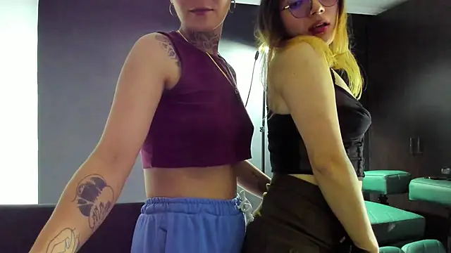 Snapshot of anaroman01 chatting on 7, 11, 2025 anaroman01 online show from 7, 11, 2025