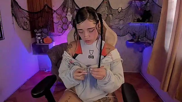 Snapshot of mia_catt05 chatting on 25, 10, 2025 mia catt05 online show from 25, 10, 2025