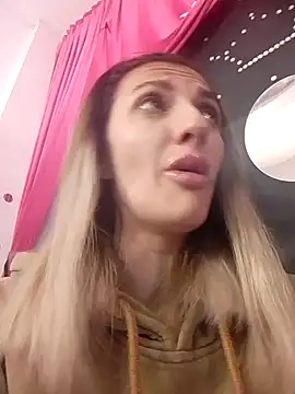 Snapshot of RileyLanna chatting on 18, 12, 2025 RileyLanna online show from 18, 12, 2025