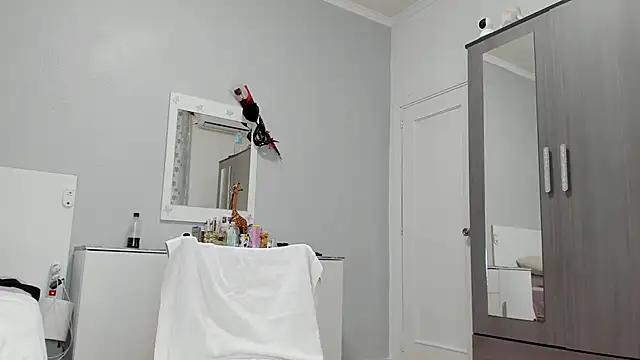 anisialuna  online show from 13, 3, 2025