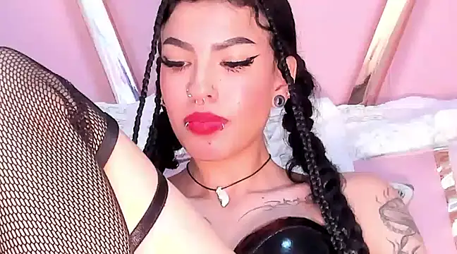 Eva Benely online show from 7, 3, 2025