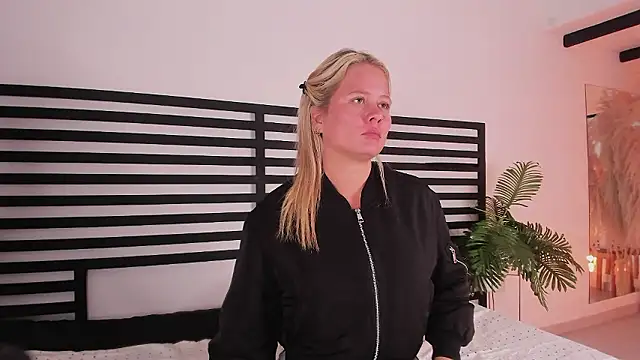 stefanny ruiz  online show from 2, 12, 2024