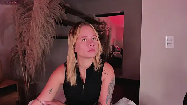 stefanny ruiz  online show from 11, 3, 2025