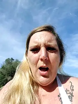 BecciDeluxe online show from 2, 11, 2025