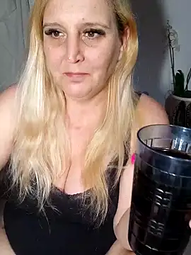 BecciDeluxe online show from 15, 3, 2026