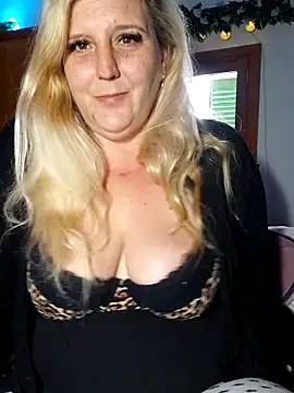 BecciDeluxe online show from 8, 5, 2026