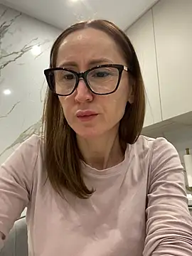 Snapshot of LauraDavis chatting on 5, 3, 2026 LauraDavis online show from 5, 3, 2026