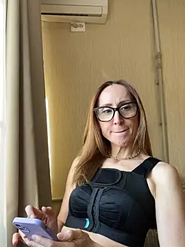 Snapshot of LauraDavis chatting on 10, 4, 2026 LauraDavis online show from 10, 4, 2026