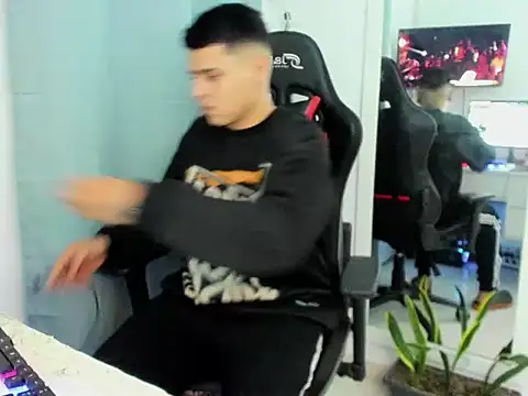 Snapshot of E_Moon chatting on 4, 11, 2025 E Moon online show from 4, 11, 2025