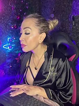 Snapshot of EvelinaGrey chatting on 31, 12, 2024 EvelinaGrey online show from 31, 12, 2024