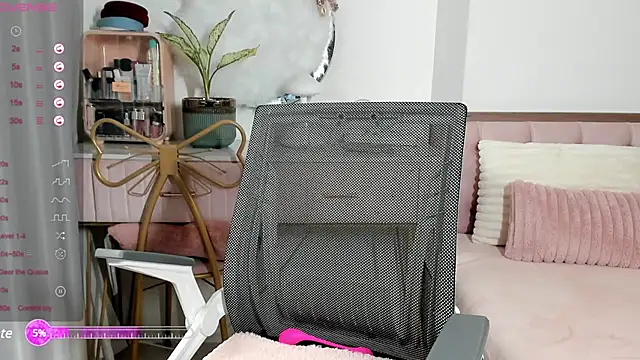Snapshot of _Joliie_ chatting on 2, 2, 2025 Joliie online show from 2, 2, 2025