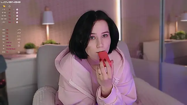 LissaLarsson  online show from 4, 1, 2025