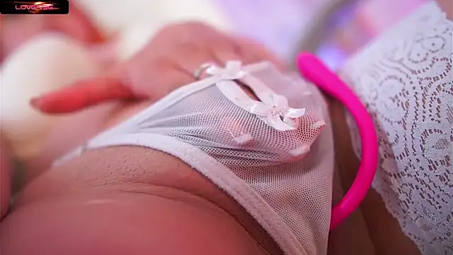 Snapshot of Eyleen_24 chatting on 21, 10, 2025 Eyleen 24 online show from 21, 10, 2025