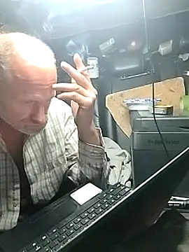 Snapshot of Stickybros2u chatting on 7, 2, 2025 Stickybros2u online show from 7, 2, 2025