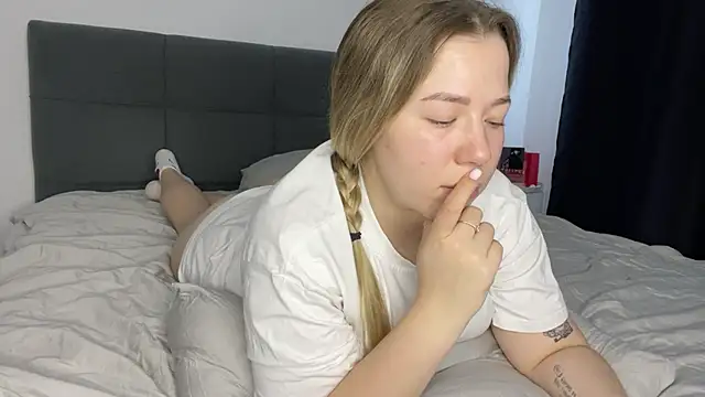 Snapshot of Embersweetbunny chatting on 6, 2, 2025 Embersweetbunny online show from 6, 2, 2025