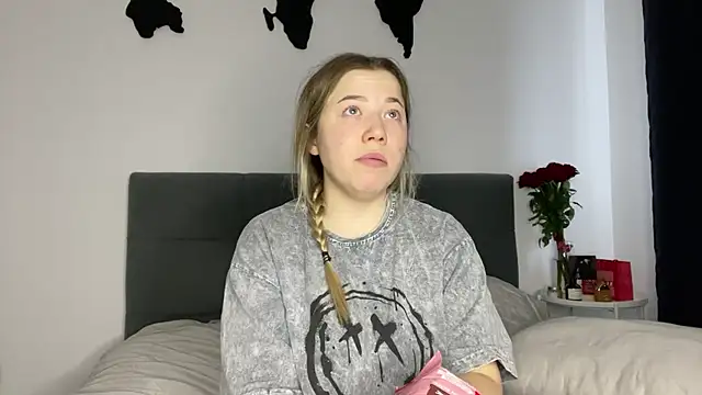 Snapshot of Embersweetbunny chatting on 11, 2, 2025 Embersweetbunny online show from 11, 2, 2025