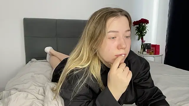 Snapshot of Embersweetbunny chatting on 12, 2, 2025 Embersweetbunny online show from 12, 2, 2025