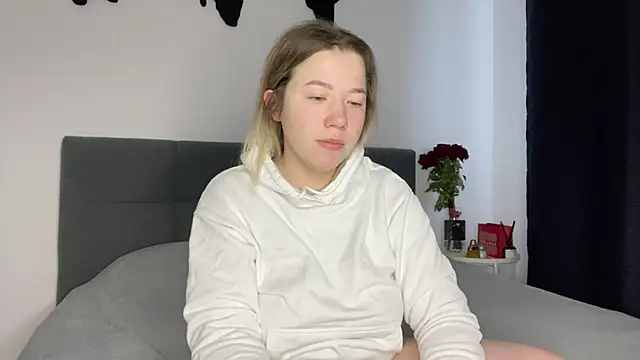 Snapshot of Embersweetbunny chatting on 17, 2, 2025 Embersweetbunny online show from 17, 2, 2025