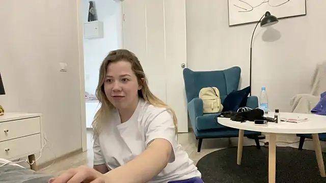 Snapshot of Embersweetbunny chatting on 2, 3, 2025 Embersweetbunny online show from 2, 3, 2025