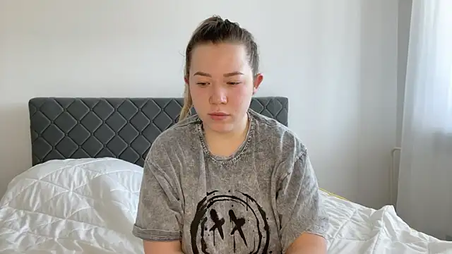 Snapshot of Embersweetbunny chatting on 17, 3, 2025 Embersweetbunny online show from 17, 3, 2025