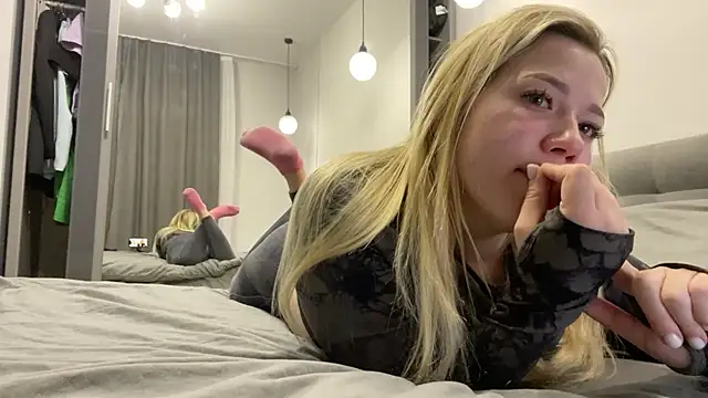 Snapshot of Embersweetbunny chatting on 22, 10, 2025 Embersweetbunny online show from 22, 10, 2025