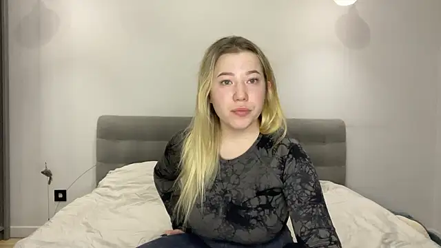 Snapshot of Embersweetbunny chatting on 16, 12, 2025 Embersweetbunny online show from 16, 12, 2025