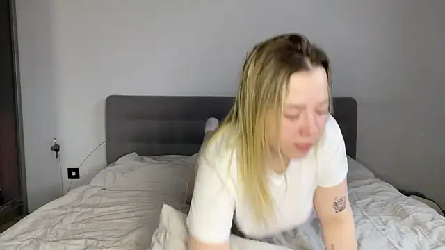 Snapshot of Embersweetbunny chatting on 17, 12, 2025 Embersweetbunny online show from 17, 12, 2025