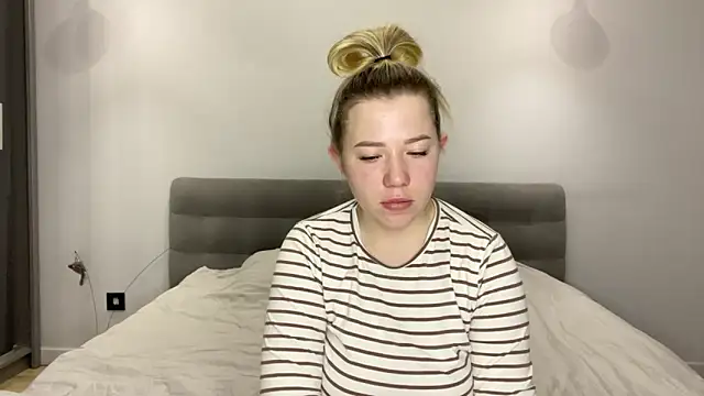 Snapshot of Embersweetbunny chatting on 19, 12, 2025 Embersweetbunny online show from 19, 12, 2025