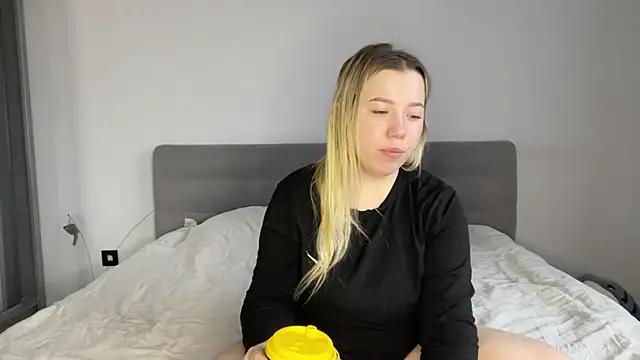 Snapshot of Embersweetbunny chatting on 21, 12, 2025 Embersweetbunny online show from 21, 12, 2025