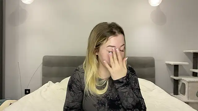 Snapshot of Embersweetbunny chatting on 6, 1, 2026 Embersweetbunny online show from 6, 1, 2026