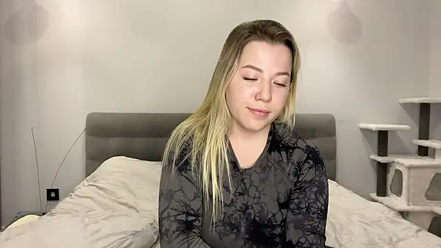 Snapshot of Embersweetbunny chatting on 7, 1, 2026 Embersweetbunny online show from 7, 1, 2026