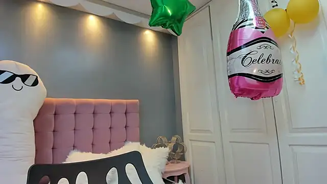 IssadoraJames online show from 1, 10, 2025