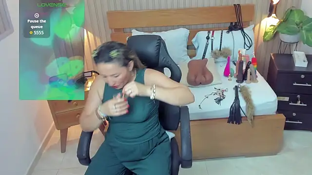 luciana ballesteros  online show from 28, 10, 2025