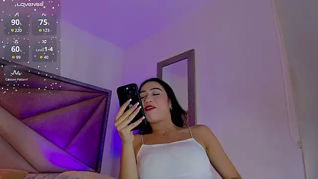 Snapshot of FaloonRoussel chatting on 21, 4, 2026 FaloonRoussel online show from 21, 4, 2026