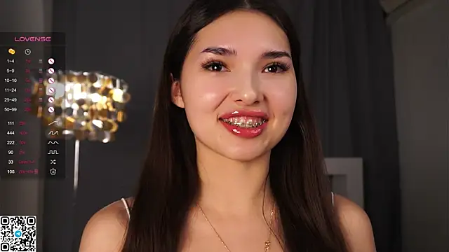 Snapshot of LoraAtcher chatting on 4, 2, 2025 LoraAtcher online show from 4, 2, 2025
