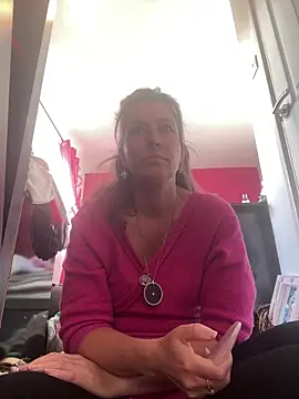 Snapshot of Lwhite1 chatting on 20, 10, 2025 Lwhite1 online show from 20, 10, 2025