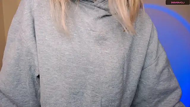 Snapshot of AmandaSell chatting on 10, 4, 2026 AmandaSell online show from 10, 4, 2026