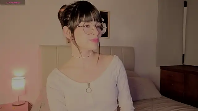 Snapshot of Roxxy_mora chatting on 4, 4, 2026 Roxxy mora online show from 4, 4, 2026