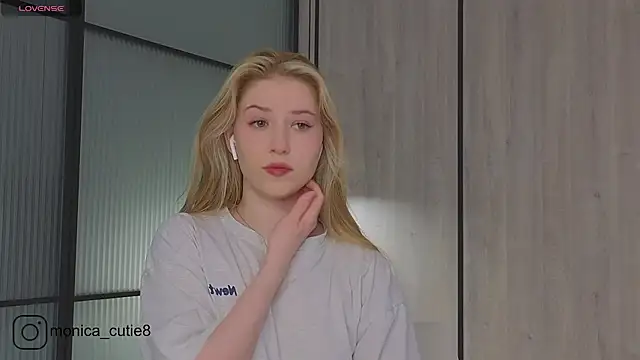 Monikacutie online show from 9, 3, 2025